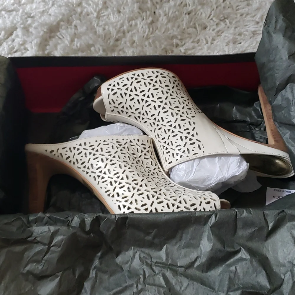 VINCE CAMUTO leather platform sandals